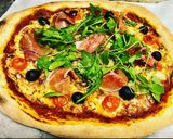 Foto del paso 12 de la receta: Pizza de rúcula y prosciutto con masa madre casera