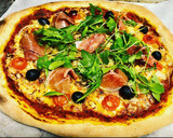 Foto del paso 12 de la receta: Pizza de rúcula y prosciutto con masa madre casera