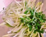 Hình bước làm 2 của món Gỏi Gà Xé Cần Tây