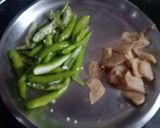 अदरक हरी मिर्च का आचार (Adrak hari mirch ka achar recipe in Hindi) रेसिपी चरण 2 फोटो