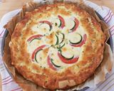 Foto del passaggio 5 della ricetta Torta salata con verdure e mozzarella 🥔🥒🍅🥧