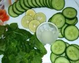 A picture of step 1 of Cucumber juice and refreshing water.