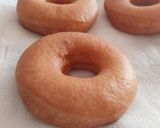 Foto del paso 2 de la receta: Donuts clásicos rellenos de crema y cobertura de chocolate
