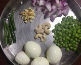 A picture of step 1 of Egg in white gravy.