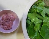รูปขั้นตอนการทำที่ 1 ของ ตำลึงผัดไข่ใส่หมูสับ
