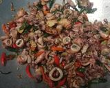 Foto langkah ke 7 dari resep Tumis cumi pedas.