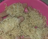 Foto langkah ke 3 dari resep Mie gulung sosis kriuk.