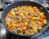 Une image de l'étape 25 de Sauté de porc mijoté au curry avec des légumes.