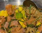 Hình bước làm 1 của món Cơm nhà với sashimi cá hồi ngâm tương, mực chiên, salad tôm, canh rong biển thịt băm