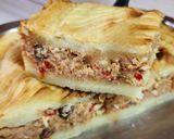 Foto del paso 11 de la receta: Pastel de papa con relleno de carne - con cebolla, morrón, aceituna, huevo duro y pasas de uva