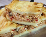 Foto del paso 11 de la receta: Pastel de papa con relleno de carne - con cebolla, morrón, aceituna, huevo duro y pasas de uva