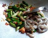 Foto langkah ke 4 dari resep Tumis terong telunjuk dan udang.