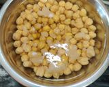 A picture of step 1 of Punjabi Chole.