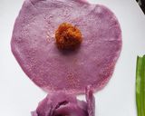 Foto langkah ke 4 dari resep Dadar Gulung Bunga Mawar Ubi Unggu 🌹.