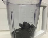 A picture of step 1 of Oreo smoothie without ice cream.