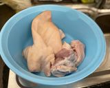 Hình bước làm 1 của món Phá lấu tai heo khìa nước dừa