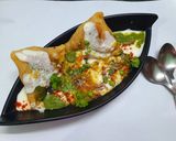 A picture of step 7 of Dahi Samosa Chaat.