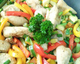 Foto del paso 4 de la receta: Pechuga de pavo salteada con pimientos y vegetales