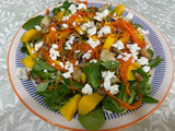 Ensalada de pollo con mango y pistachos