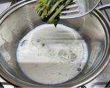 Foto del passaggio 6 della ricetta Cheesecake al basilico, limone e miele con yogurt, pinoli e morette di rovo