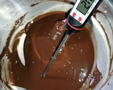 Foto del paso 6 de la receta: Bombones de chocolate rellenos con ganache de mazapán