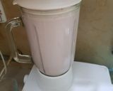 A picture of step 2 of Creamy strawberry shake.