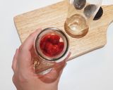 รูปขั้นตอนการทำที่ 4 ของ นมสตรอว์เบอร์รี่ แบบ strawberry ice cube