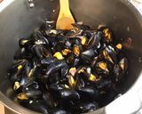 Une image de l'étape 9 de Moules épicées aux oignons rouges, ail fumé et sauce roquefort.