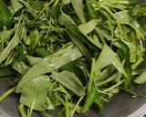 Foto langkah ke 5 dari resep Tumis Kangkung Bawah Putih.