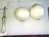 Cebollas curtidas con chile jalapeño y zanahoria en noche de brujas