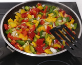Foto del paso 1 de la receta: Empanada de verduras con pollo y queso