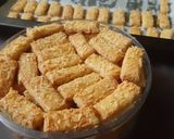Foto langkah ke 5 dari resep Kastengel keju cheddar tanpa cetakan kastengel.