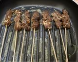 Foto langkah ke 3 dari resep Sate sapi teflon.