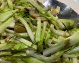 Foto del passaggio 2 della ricetta Orecchiette di grano arso al forno, con puntarelle, olive e burrata