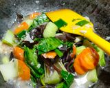 Foto langkah ke 3 dari resep Bekal sekolah, Tumis jamur kuping (1077).