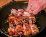 Csirkemáj baconbe tekerve, rozmaring nyárson recept fázis 6 fotója