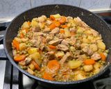Une image de l'étape 25 de Poulet aux carottes, panais, petits pois et pommes de terre.