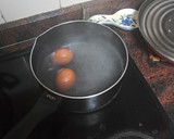 Foto del paso 1 de la receta: Empanadillas de atún, langostinos, huevo duro y olivas