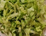 Foto del paso 1 de la receta: Ensalada multicolor sobre base de lechuga capuchina 💚 con cherry ♥️ 💛 más cebolla morada encurtida 💜