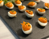 Foto del paso 4 de la receta: Huevos de codorniz rellenos de crema de sobrasada y miel
