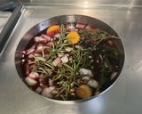 Une image de l'étape 2 de Rôti de cerf mariné au vin, légumes et herbes.