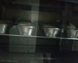 Foto langkah ke 3 dari resep Strawberry and Creamy Cupcakes.