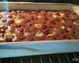 Kakaós kefires piskóta meggyel, vaníliapudinggal recept fázis 11 fotója