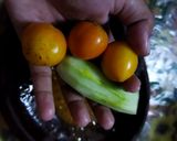 Foto langkah ke 2 dari resep Sambal Petis Timun dan Tomat.