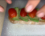Foto del paso 3 de la receta: Tostada de aguacates y cherrys