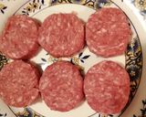 Foto del passaggio 4 della ricetta Mini hamburger su crema di peperoni