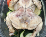 Foto del paso 2 de la receta: Pollo asado al limón con calabacín y pimiento