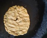 बेसन थालीपीठ (Besan Thalipeeth Recipe In Marathi) रेसिपी स्टेप 3 फोटो 