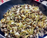 Foto del paso 4 de la receta: Espirales con champiñones, carne y queso fresco🍄