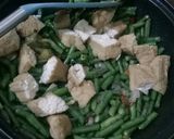 Foto langkah ke 4 dari resep Tumis kacang panjang tahu saos tiram.
